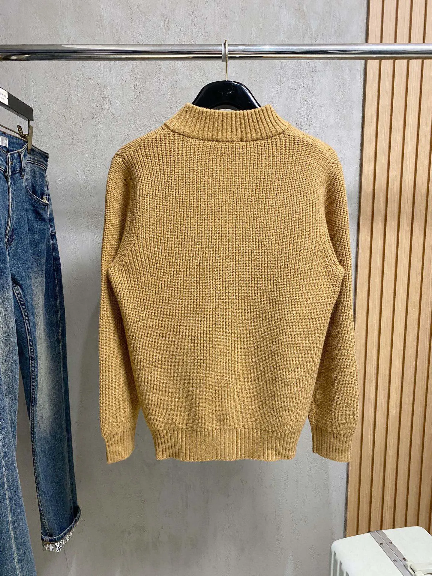 🅿️560 【LV Louis Vuitton】Autumn and winter classic cardigan sweater, in full condition! ! ! Wool blended fabric, the latest model in 2025, golden ratio! ! Slim-fitting soft gold, versatile and practical item, the combination and practicality are extremely powerful, simple and elegant, and classy! To create your own style, it is highly recommended to buy it in two colors. The standard slim fit tailoring process is suitable for both young and old men. It is knitted from wool and will not cause any discomfort! While keeping warm, it is stylish, textured and wearable, and the classic logo with contrasting colors on the chest feels in place! ! Recommended for regular customers! ! Size M-3XL (maximum wear: 190 pounds)